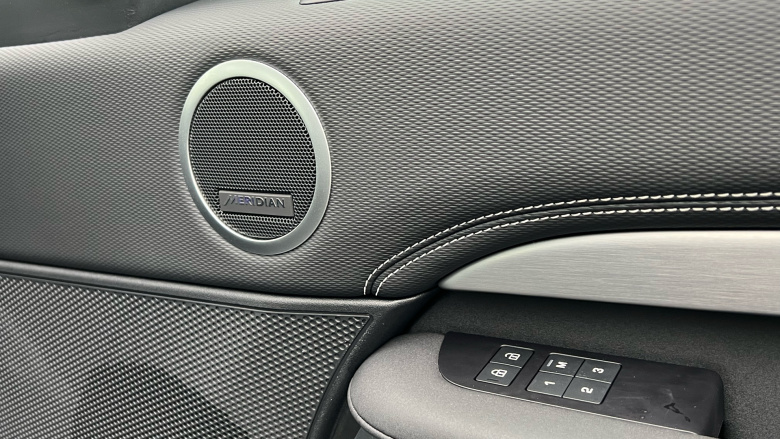 Land Rover Discovery 3.0 D300 R-Dynamic SE 5dr Auto Diesel Station Wagon